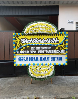 Papan Bunga Duka di Obi Timur